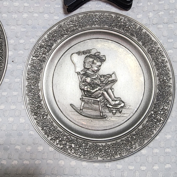 VINTAGE HALLMARK EUC 1981 ROCKING GIRL READING PEWTER COLLECTIBLE PLATE & STAND - Picture 1 of 3